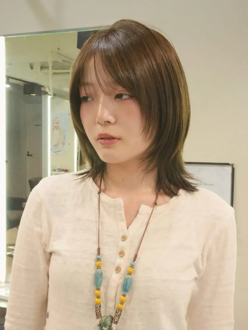 ミディアム カラー ベージュカラー オリーブベージュ ヘアカラー Airi 韓国y2k ハイレイヤーのヘアスタイル