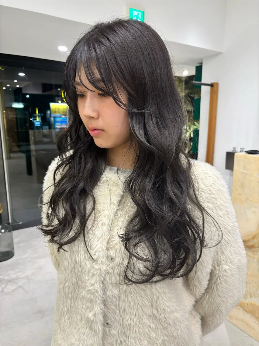 カラー アッシュ アッシュグレー アッシュグレージュ グレージュ なのは\透け感カラー \レイヤーカットのヘアスタイル