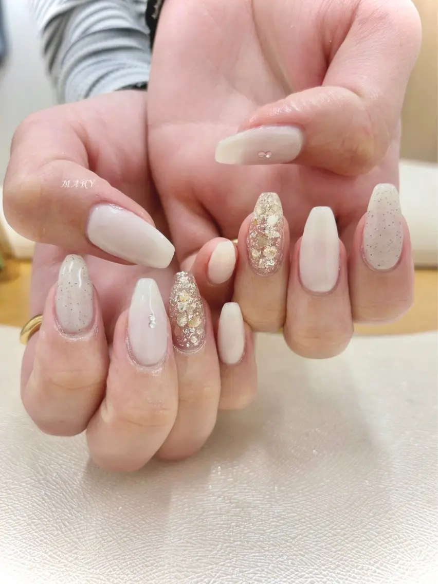 ネイル キラキラネイル ニュアンスネイル ワンカラーネイル ホワイト ハンドネイル Mary nail .narumiのネイルデザイン