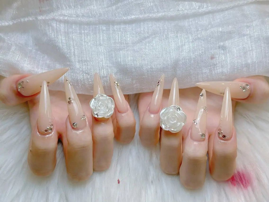 ネイル チークネイル ドット フレンチネイル グラデーション 韓国ネイル ハンドネイル Lisa Nail Salonのネイルデザイン
