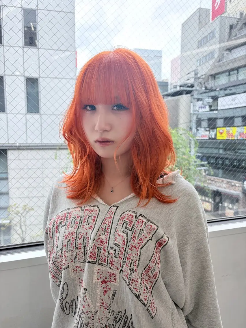 ロング カラー ヘアカラー 縮毛ブリーチ／黒染め 複雑履歴／ホワイトのヘアスタイル