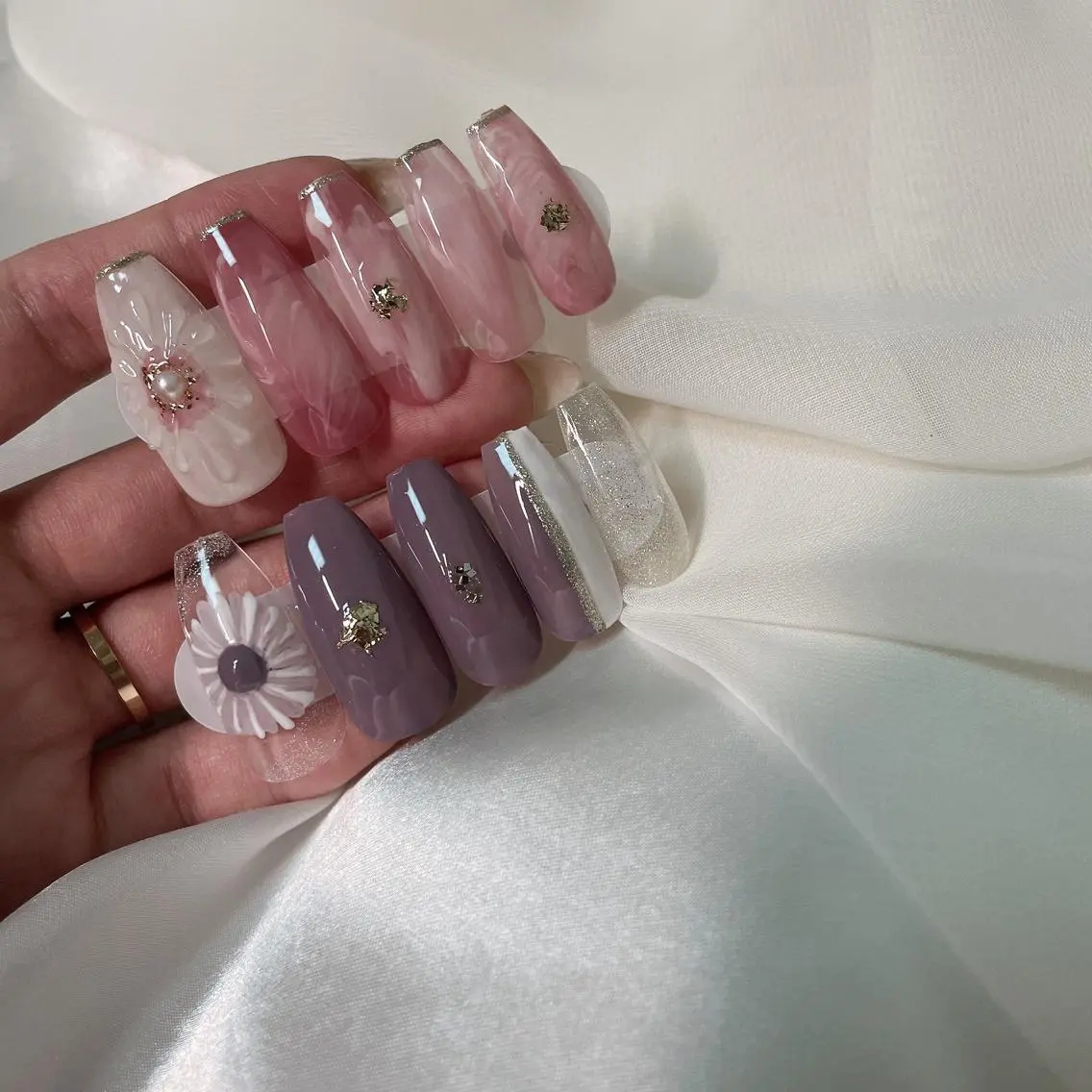 カラー ネイル アートネイル フラワーネイル ラメ(グリッター) 春ネイル 𓂃🦢Aurora Swan🌙𓂃のネイルデザイン