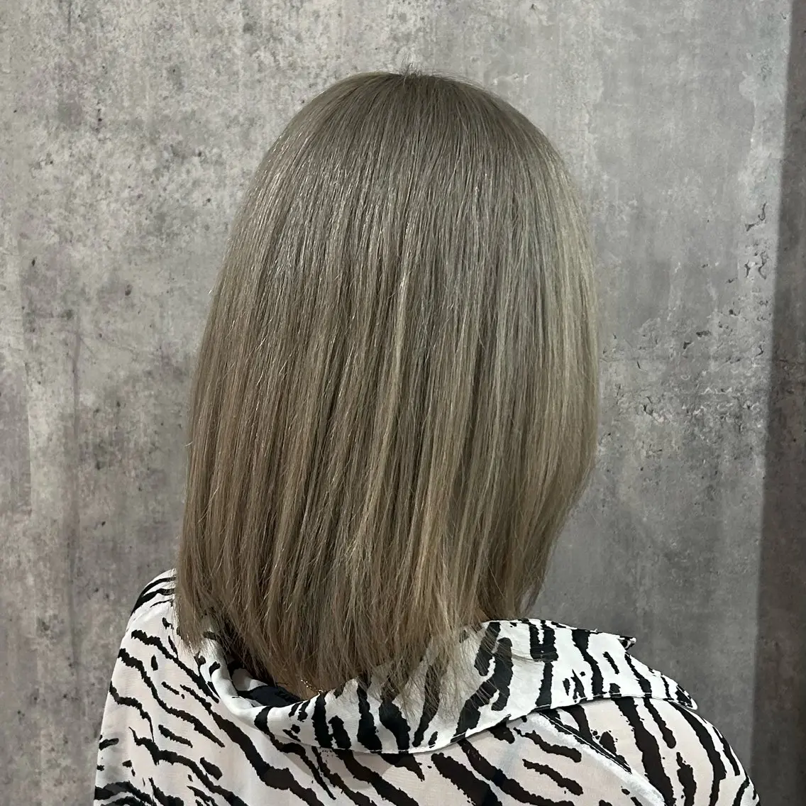 ミディアム カラー ブリーチ ダブルカラー シルバー ヘアカラー 原 心愛のヘアスタイル