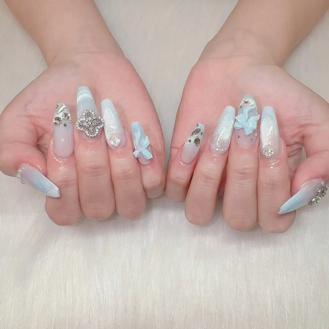 ネイル ブルー フレンチネイル グラデーション キラキラネイル パステルネイル ハンドネイル ラクロレ ニナ🎀 中野駅徒歩5分🐾のネイルデザイン