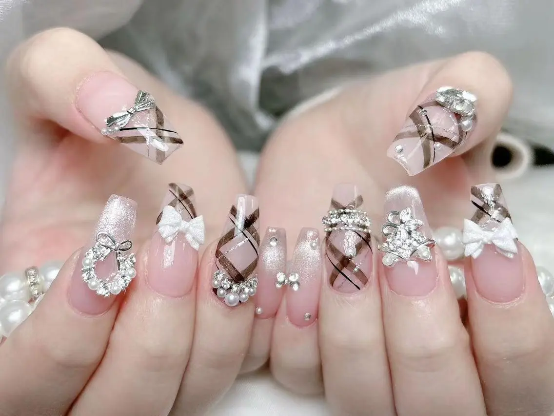ネイル 長さ出し キラキラネイル 韓国ネイル ロングネイル マグネットネイル ハンドネイル ハンドケア KTNail 🎀 長さ出し専門店のネイルデザイン