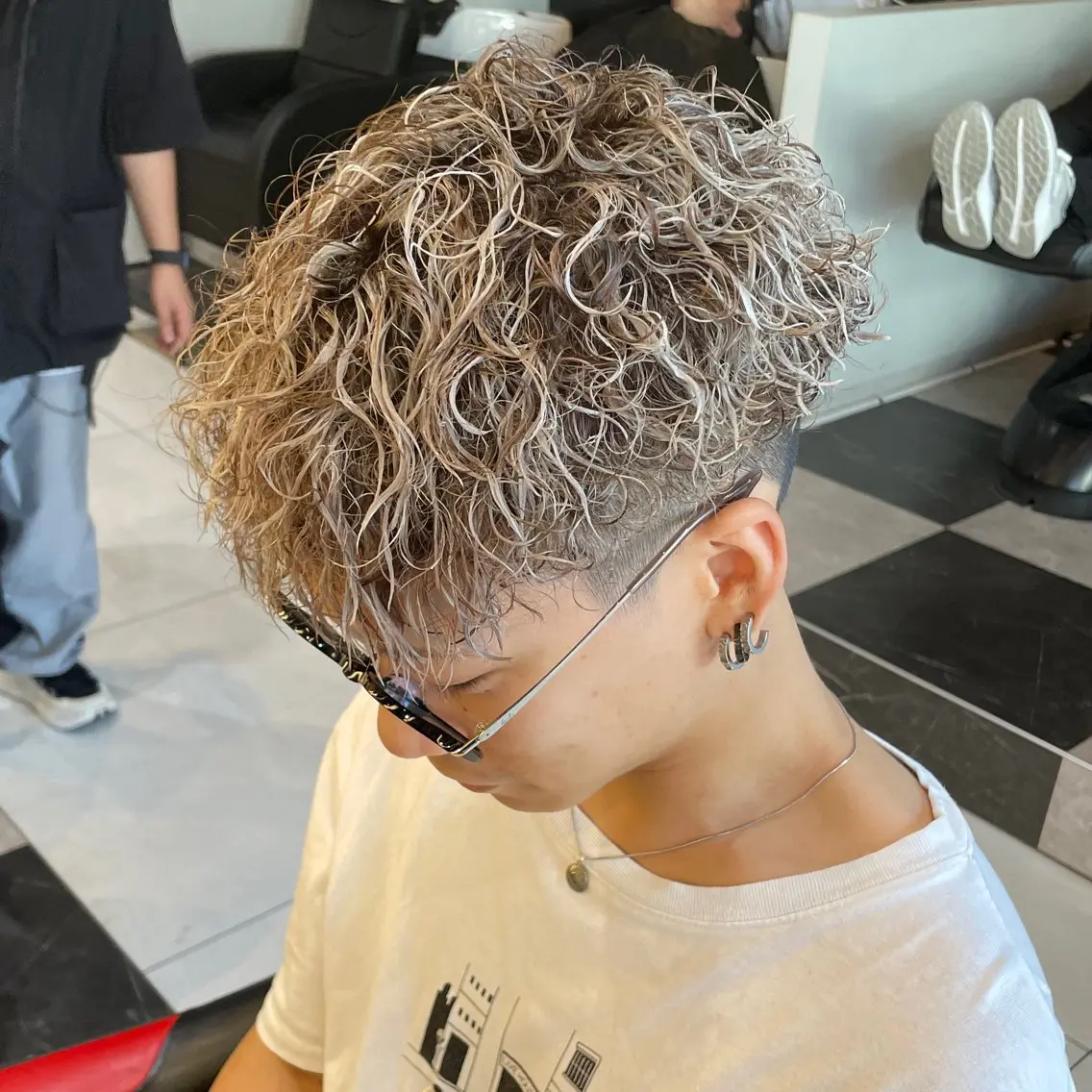 ショート カラー パーマ メンズ スペインカール ベージュカラー ホワイトベージュ カット ヘアカラー パーマ メンズヘア特化 崎田 成人のヘアスタイル