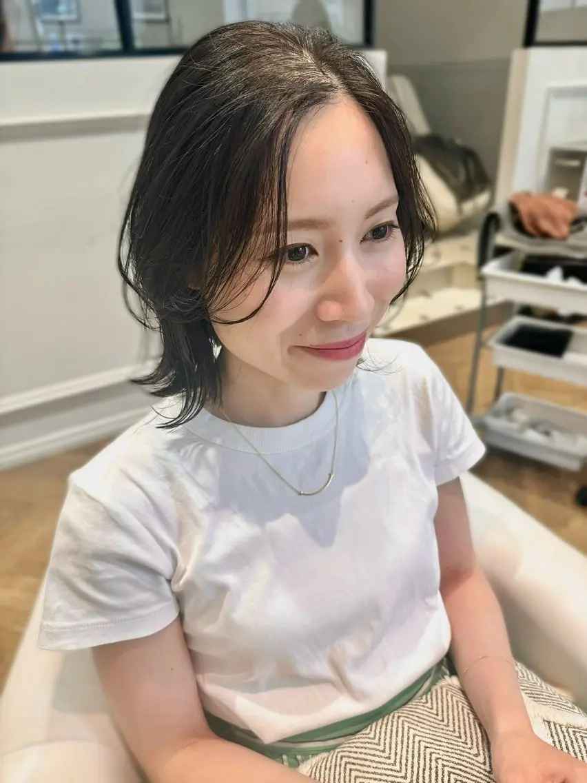 ミディアム レイヤーカット ELLE salon 西梅田 小顔カットのヘアスタイル