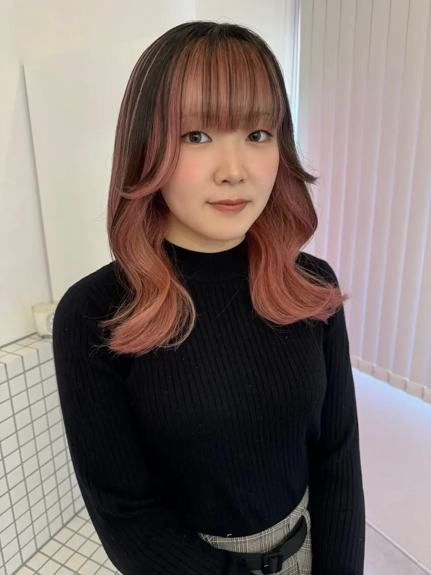 ミディアム カラー デザインカラー インナーカラー ピンクカラー カット ヘアカラー トリートメント 暖色カラー/ピンク カラー/saraのヘアスタイル