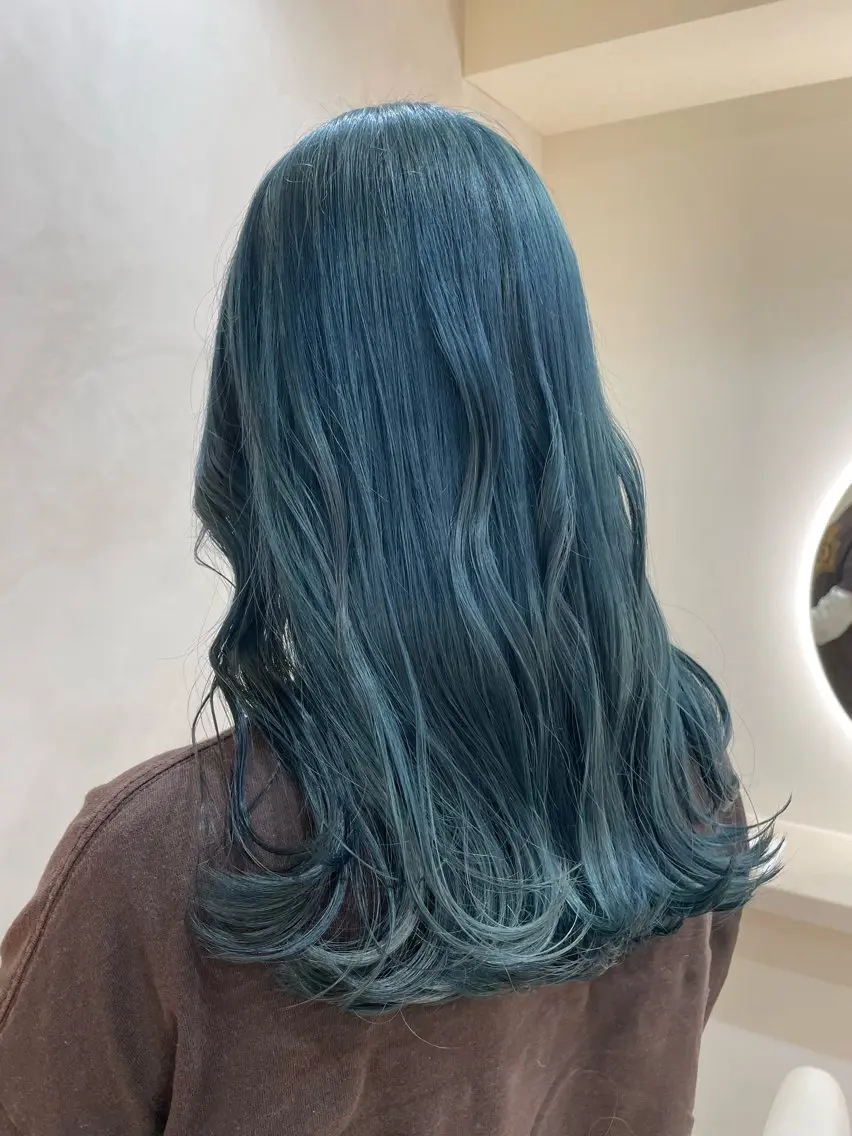 セミロング カラー ブルーカラー ヘアカラー シンバヒナノ/パーマ レイヤー/髪質改善のヘアスタイル