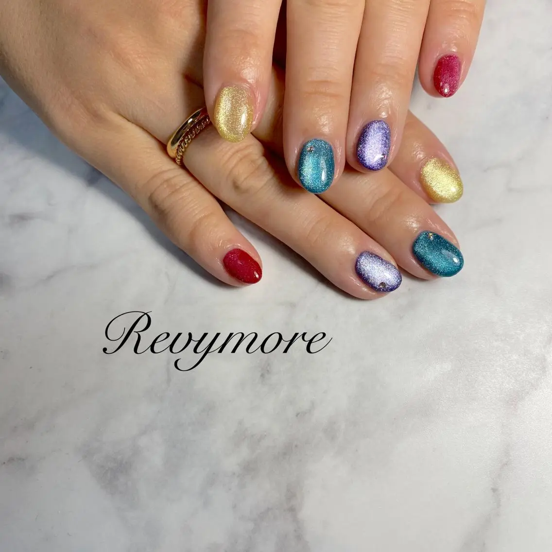 ミディアム ネイル 韓国風ヘア ジェルネイル キラキラネイル 韓国ネイル マグネットネイル nail salon Revymoreのネイルデザイン