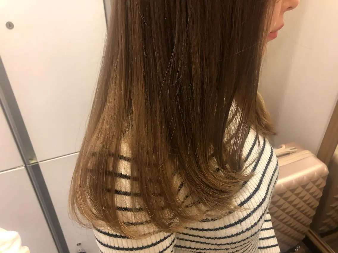 ロング カラー ベージュカラー ミルクティーベージュ 新井 友菜のヘアスタイル