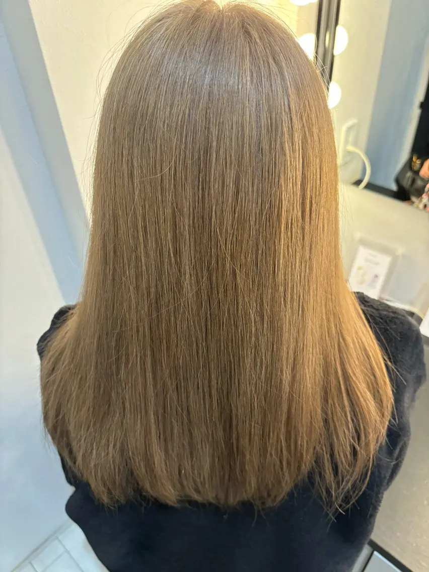 ロング カラー アッシュ ベージュカラー ブリーチ ミルクティーベージュ 山崎 南乃のヘアスタイル