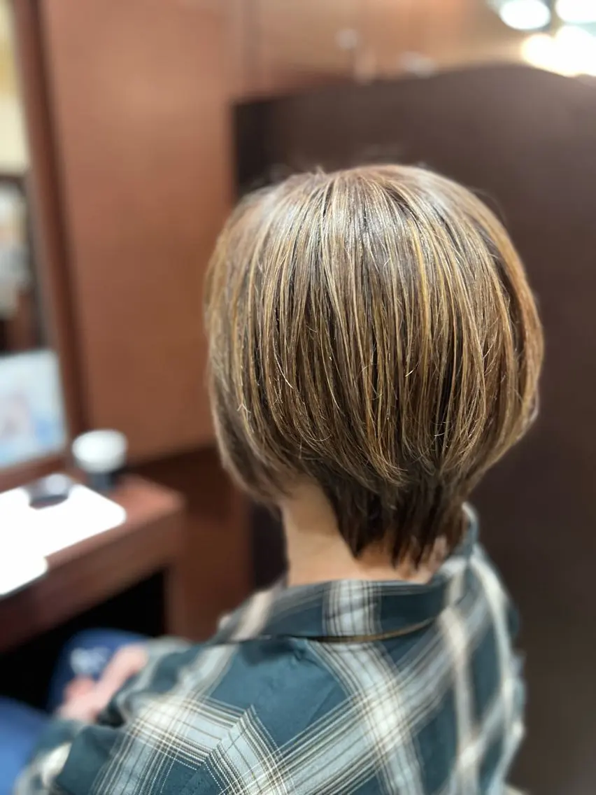 ショート ハイライト 白髪ぼかしハイライト 阿部まちこのヘアスタイル