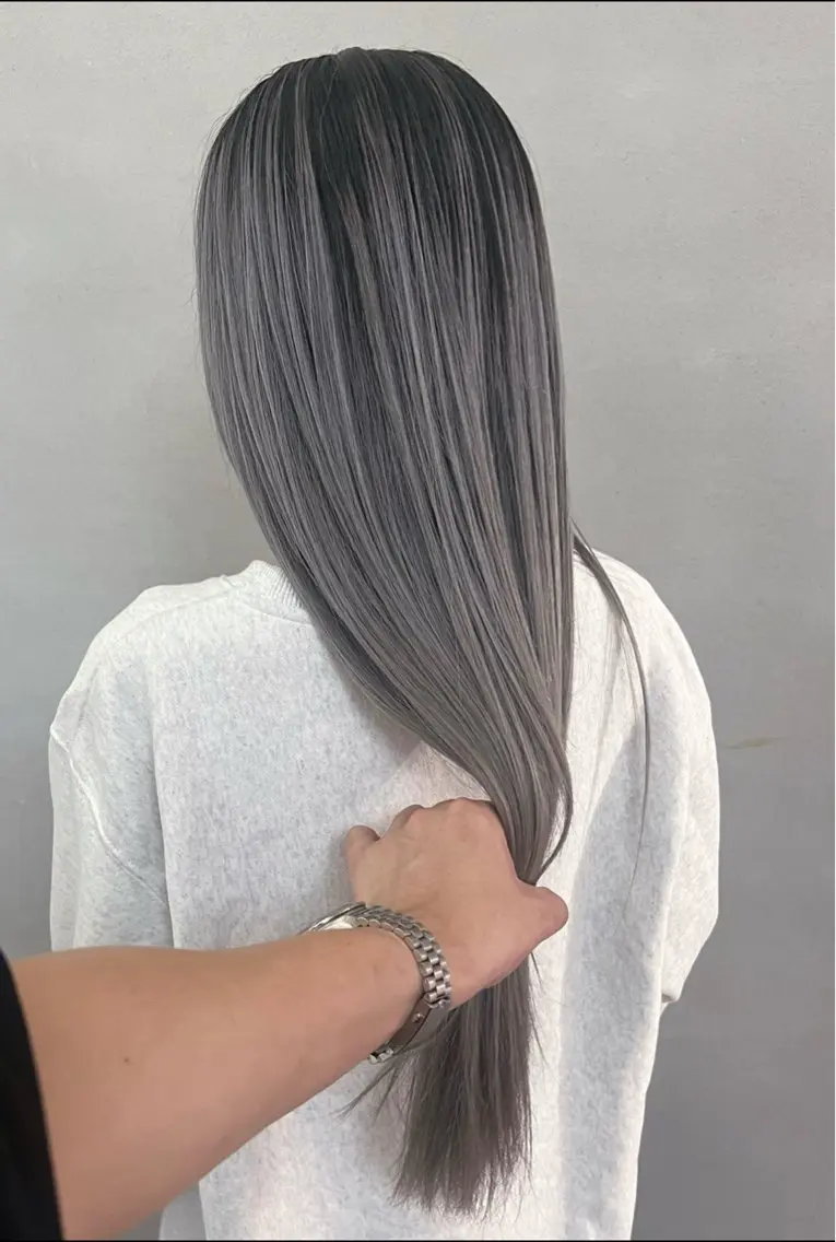 ロング カラー ブリーチ ダークグレー ダブルカラー ハイライトカラー ボブ カット ヘアカラー トリートメント CHERIEブリーチ ダブルカラー 天神のヘアスタイル