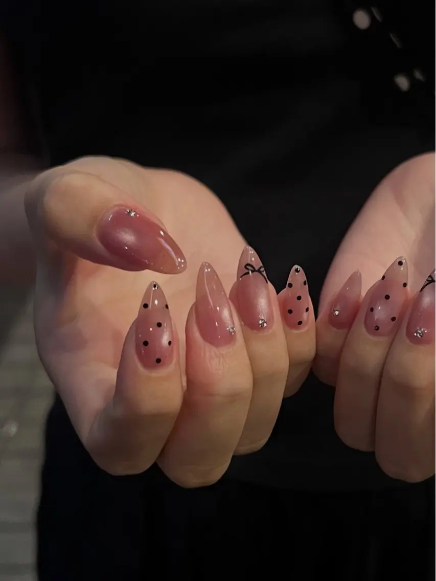 ネイル SHIORI🐈⬛ 韓国⌇ワンホンネイルのネイルデザイン