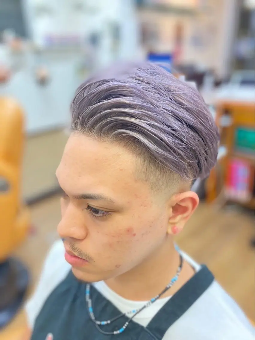 カット+ブリーチ2回 シルバーカラーの写真