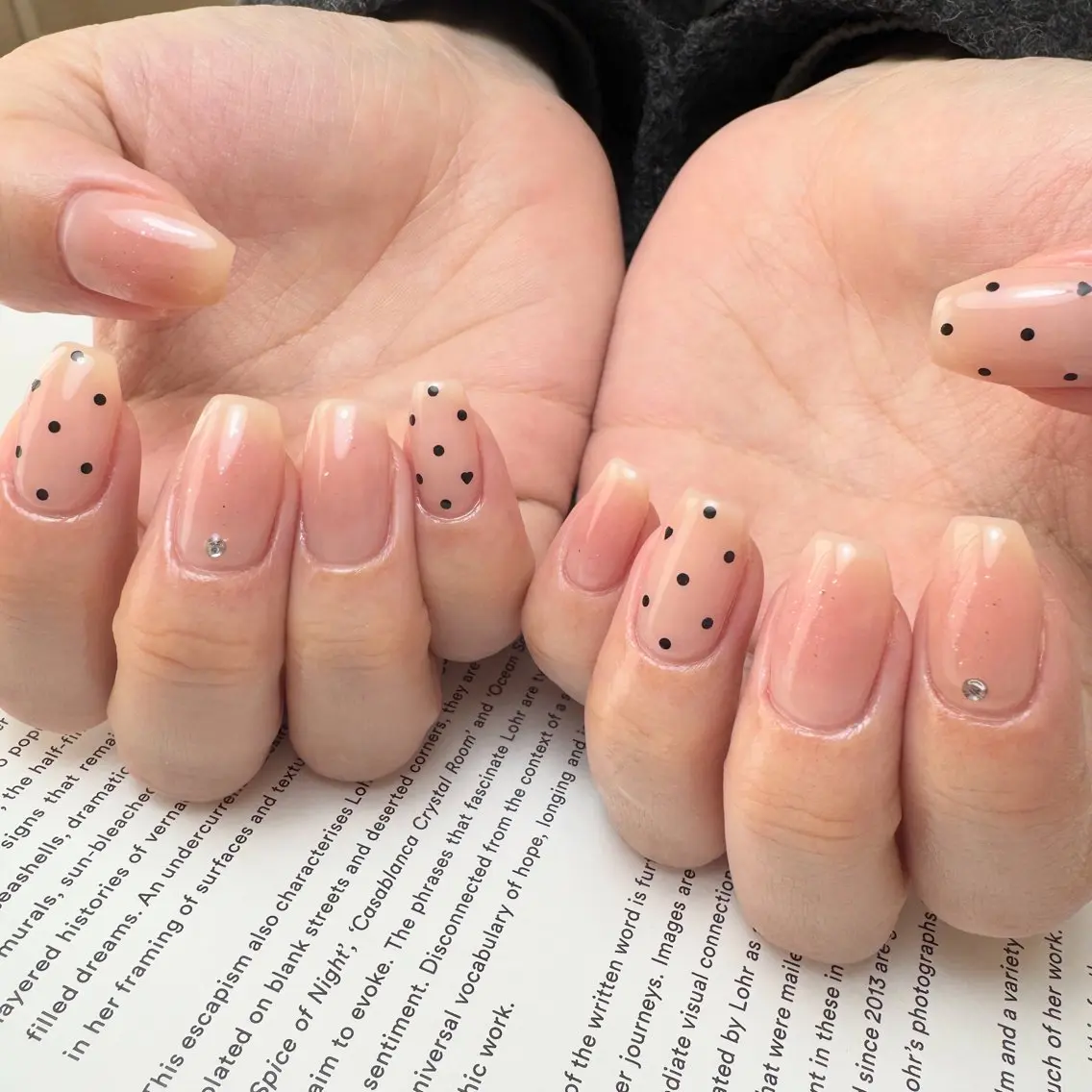ネイル チークネイル ドット ワンホンネイル 白日-hakubi nail-のネイルデザイン