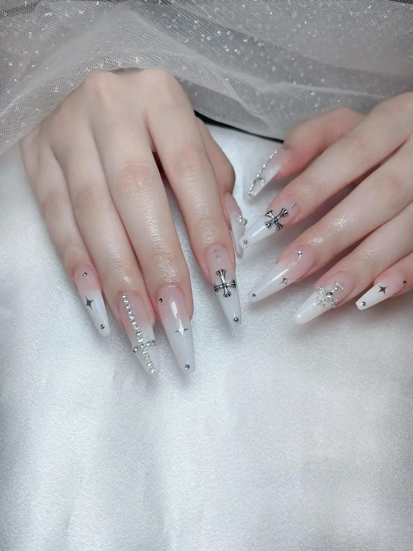 ネイル アートネイル ジェルネイル 韓国ネイル ニュアンスネイル ワンカラーネイル ハンドネイル Queen Nail Salonのネイルデザイン
