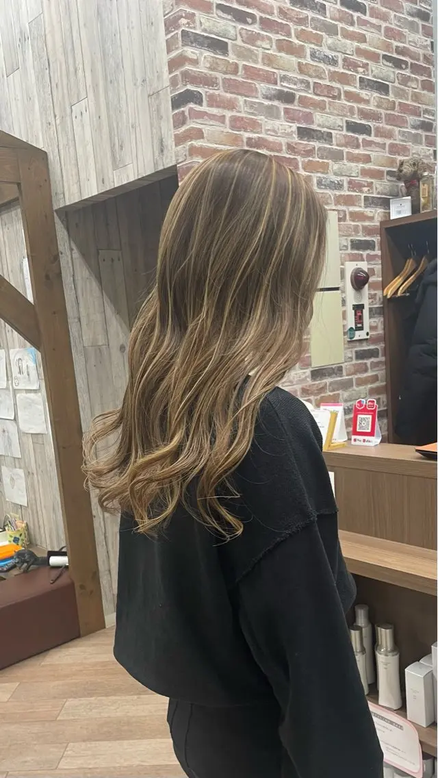 ロング ハイライト シミズ カエデ🍁のヘアスタイル