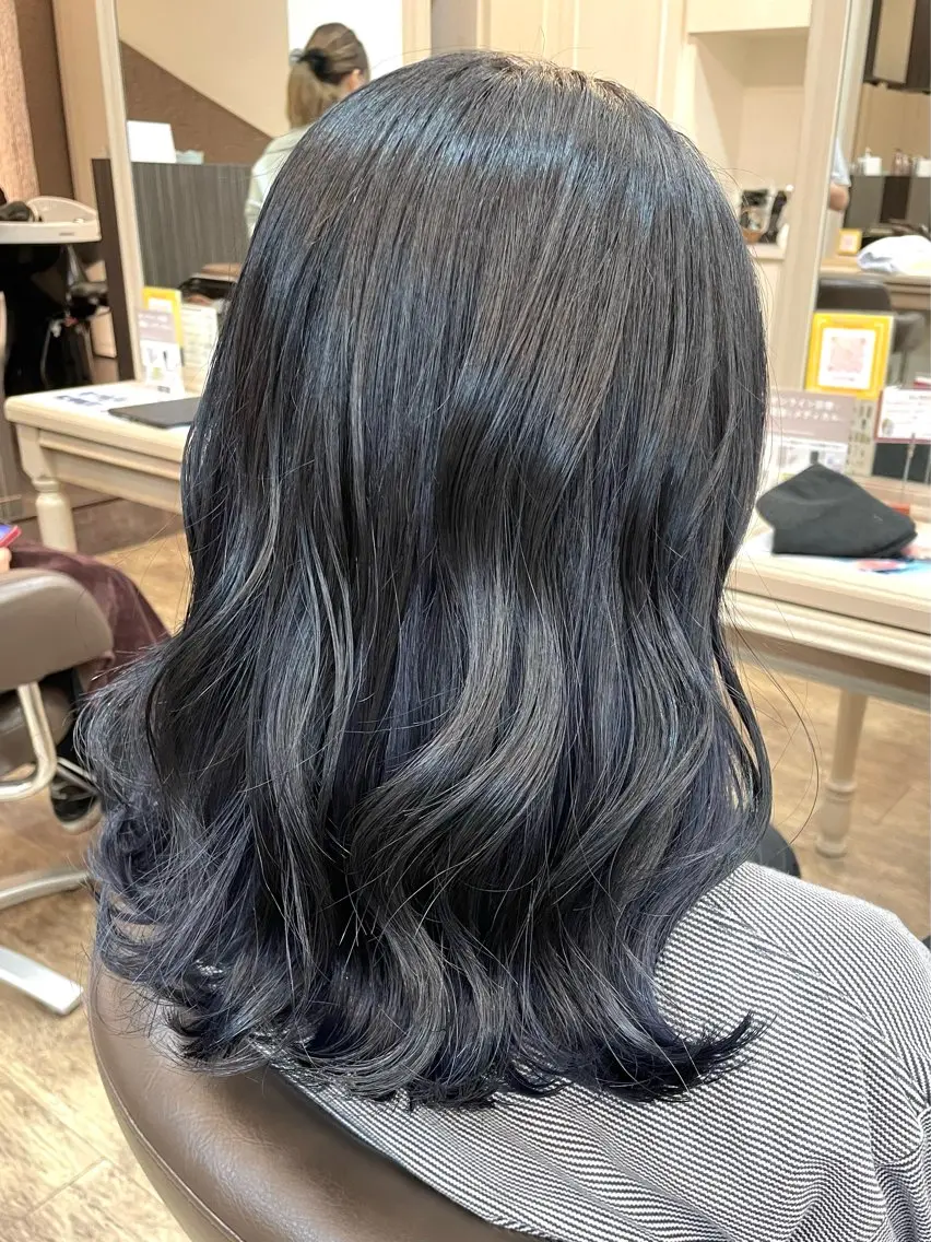 ミディアム カラー 黒髪 ブルーカラー ブルーブラック メンズパーマ🌀/ 中村郁未のヘアスタイル