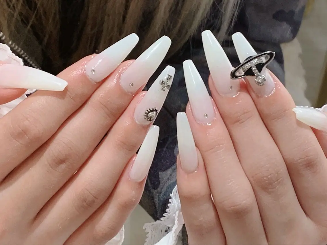 ネイル チークネイル 長さ出し フラワーネイル フレンチネイル ガーリー sun nail池袋 モデル募集のネイルデザイン