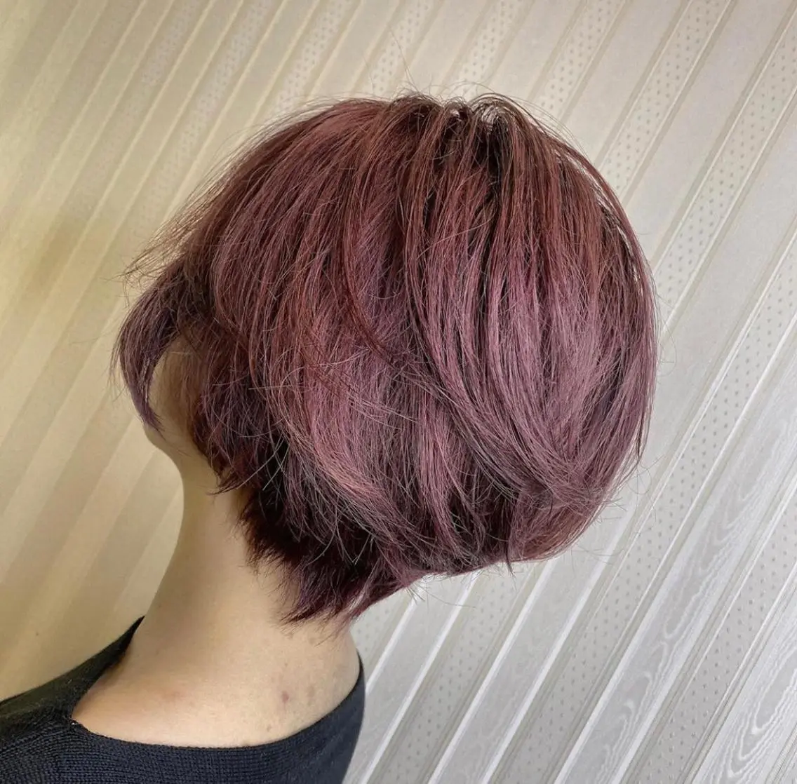 ショート カラー ブリーチ カシス ピンクカラー 【育休中】EARTH 荒井店HARUNAのヘアスタイル