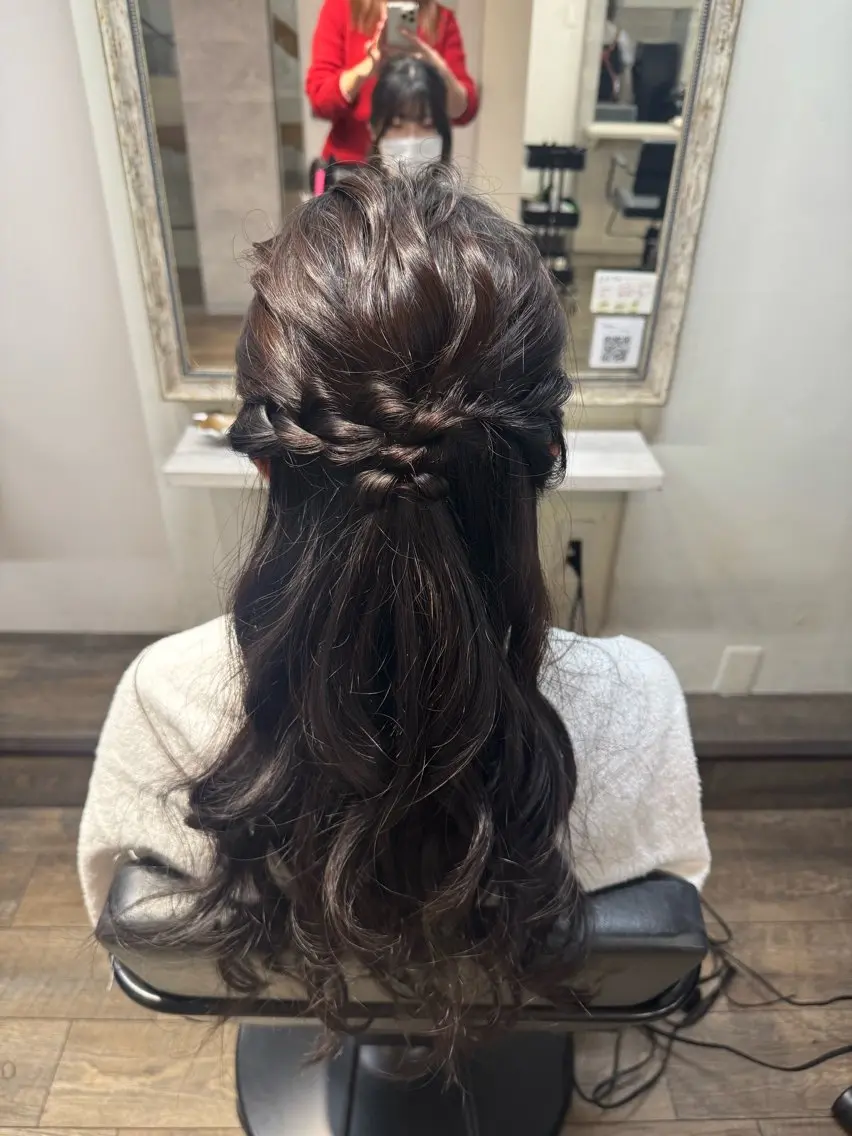 ロング ヘアアレンジ ハーフアップ ヘアセット Anju／ 小顔カットのヘアスタイル