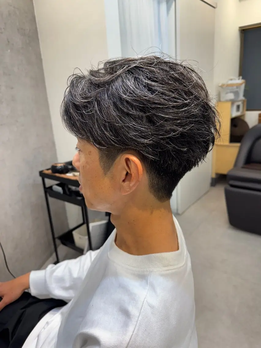ミディアム メンズ センターパート カット 似合う髪型が 分からない方へのヘアスタイル