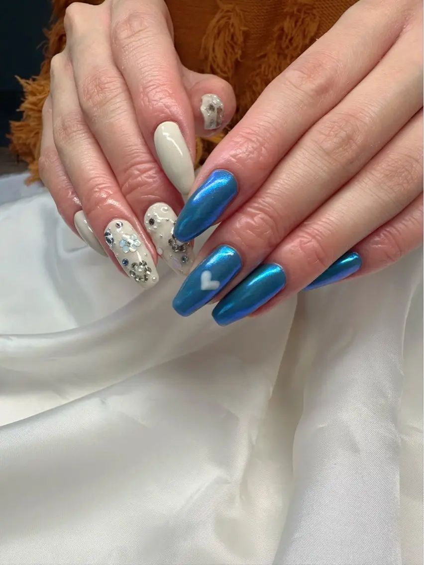 ネイル オーロラネイル ブルー クリアネイル フラワーネイル 氷ネイル・うるうるネイル 🪞KAPE NAIL 🪞のネイルデザイン