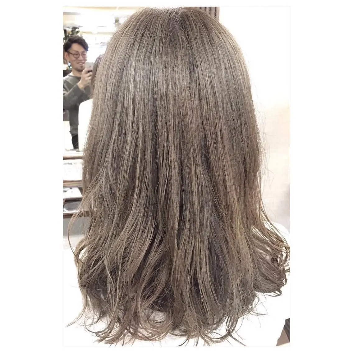 セミロング カラー ベージュカラー ブリーチ ハイライトカラー ミルクティーベージュ ハイライト パーソナルカラー診断 できます　木曽　主博のヘアスタイル