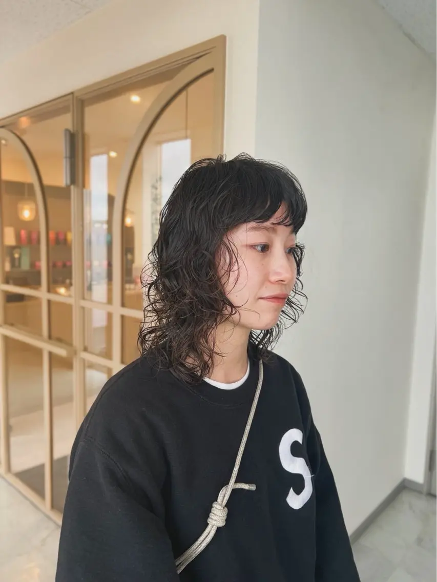 ミディアム ミディアムパーマ レイヤーカット カット パーマ シンバヒナノ/パーマ レイヤー/髪質改善のヘアスタイル