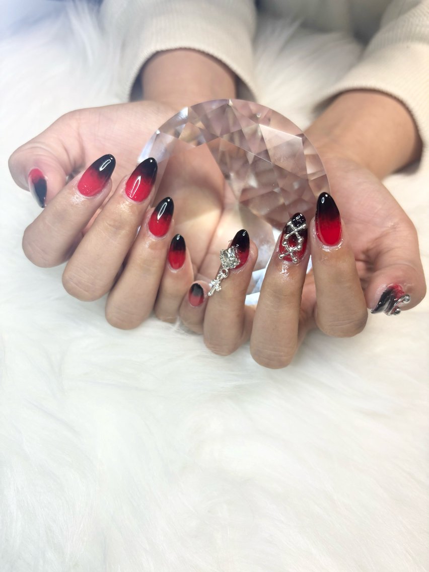 ネイル グラデーション 赤色 ハンドネイル Be Rac 🖤🐍🦋🥀のネイルデザイン