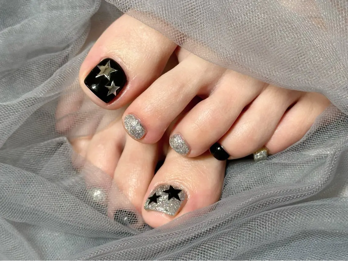 ネイル シルバー フットネイル Nail Salon KURELLYのネイルデザイン