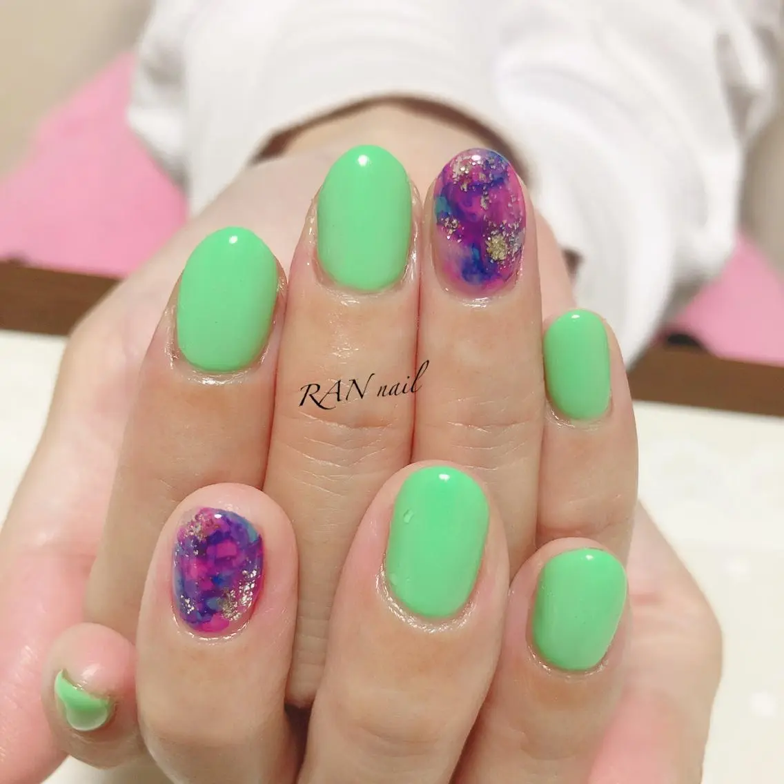 ネイル フットネイル グリーン キラキラネイル オフィスネイル パープル RAN nailのネイルデザイン