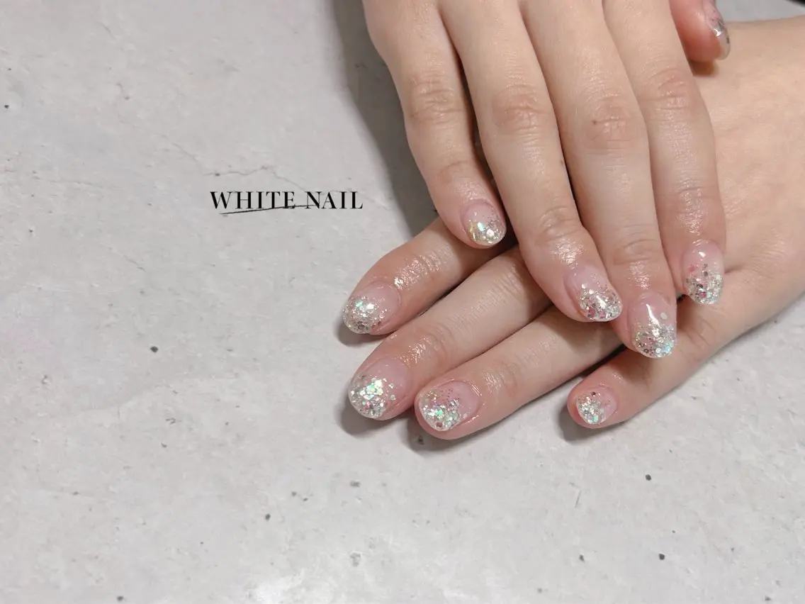 ネイル グラデーション ラメ(グリッター) ラメグラデーション ハンドネイル WHITE NAIL ホワイトネイルのネイルデザイン
