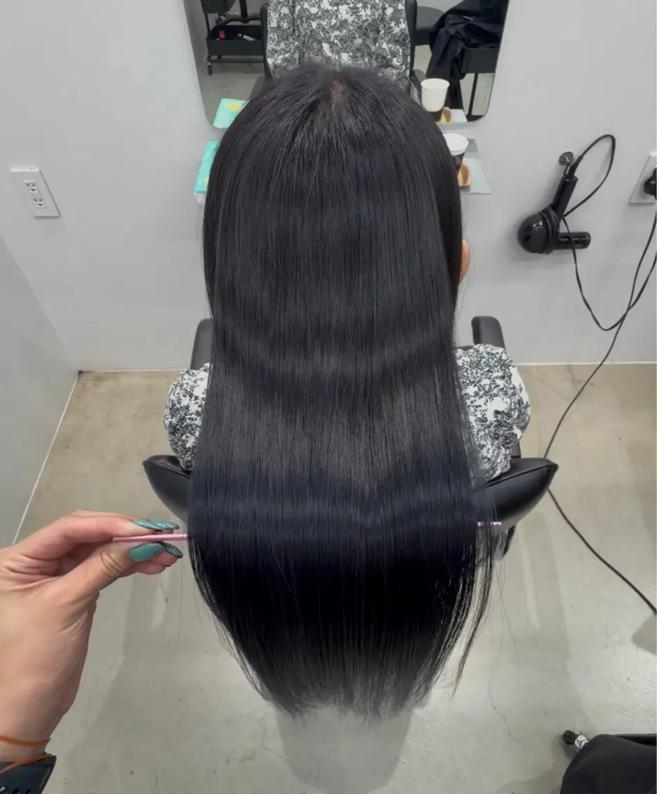 カラー 黒髪 ブルーカラー ブルーブラック ヘアカラー トリートメント 住田 心美のヘアスタイル