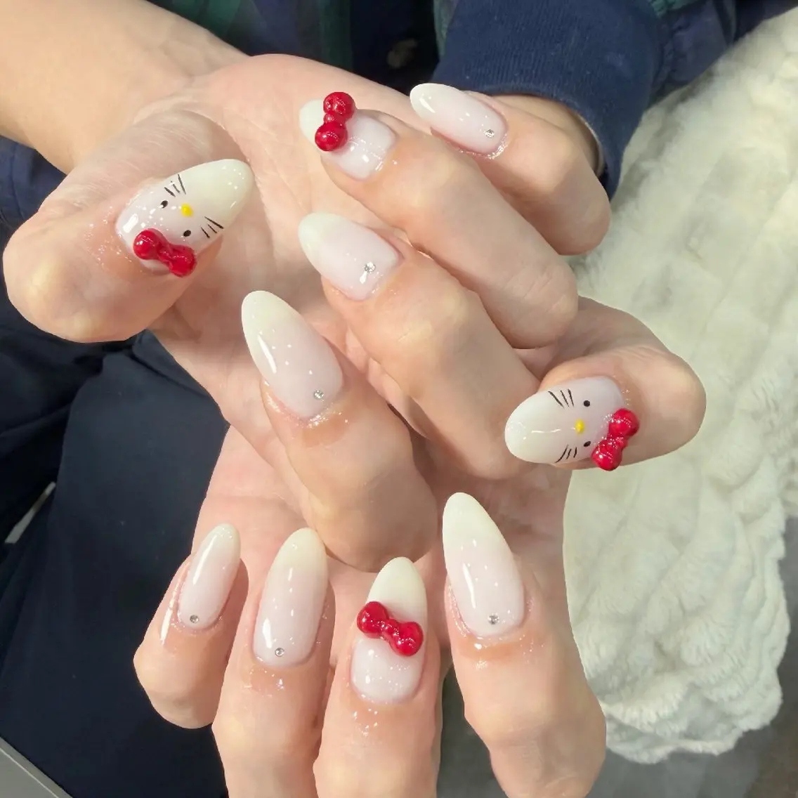 ネイル チークネイル フレンチネイル ジェルネイル ガーリー キラキラネイル ハンドネイル UM Nail Salonのネイルデザイン