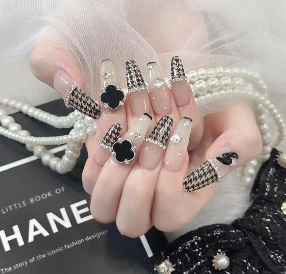 ネイル マグネットネイル ピンク ネイルチップ 冬ネイル クリスマス ハンドネイル Lee Nailsのネイルデザイン