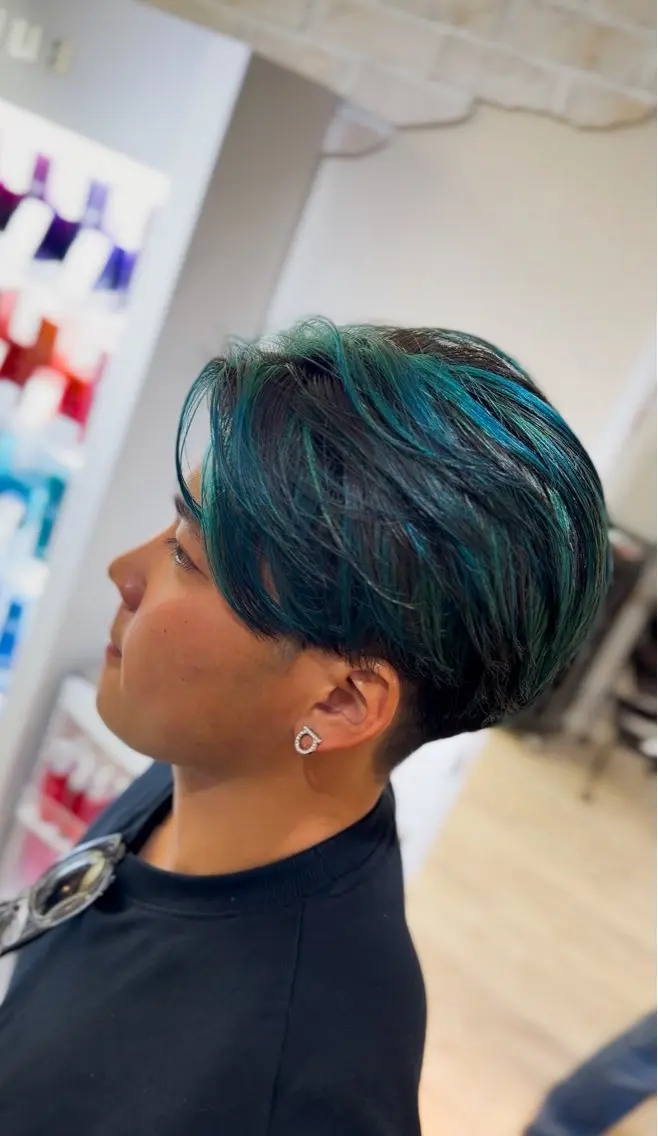 ショート ハイライト トリートメント カット ヘアカラー トリートメント 飯星慧斗 /ブリーチ、縮毛矯正のヘアスタイル