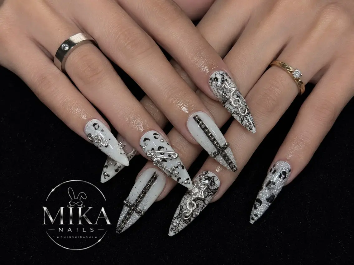 ネイル ガーリー キラキラネイル 韓国ネイル ロングネイル シンプルネイル ハンドネイル 🦊Genie🦊 Mika Nailsのネイルデザイン