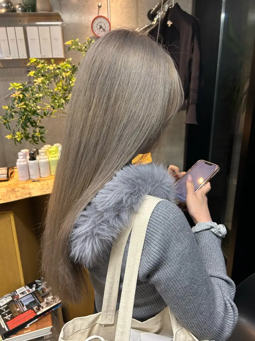 ロング カラー ベージュカラー 透明感カラー シルバー シルバーベージュ ヘアカラー アシスタント miyuのヘアスタイル
