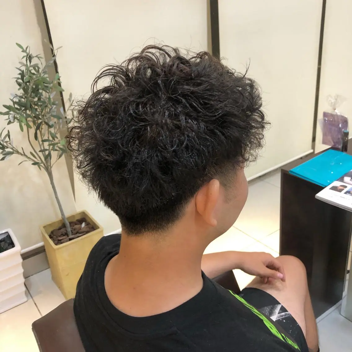 ショート パーマ メンズ レイヤーカット✖️ 柔らかベージュカラーのヘアスタイル