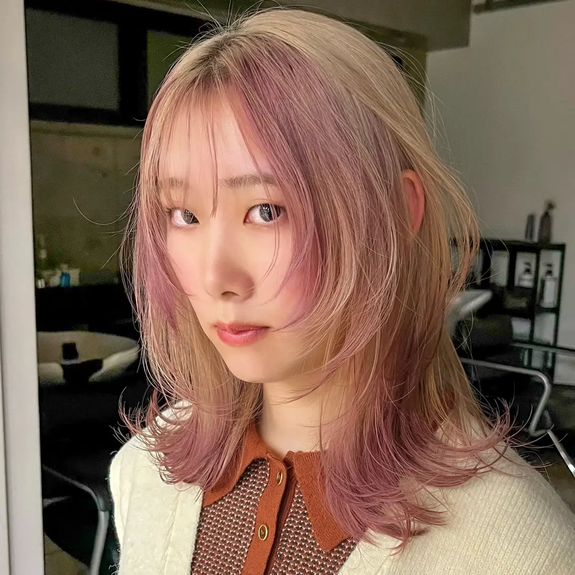 ミディアム カット ウルフ/レイヤー/ ブリーチカラーのヘアスタイル
