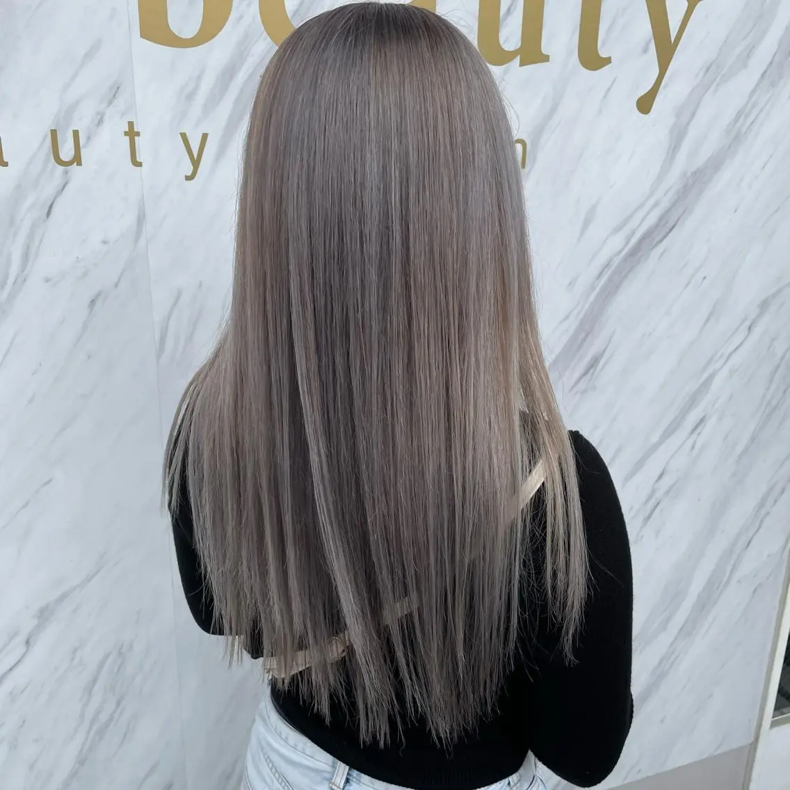 ロング カラー シルバー 小森 永のヘアスタイル