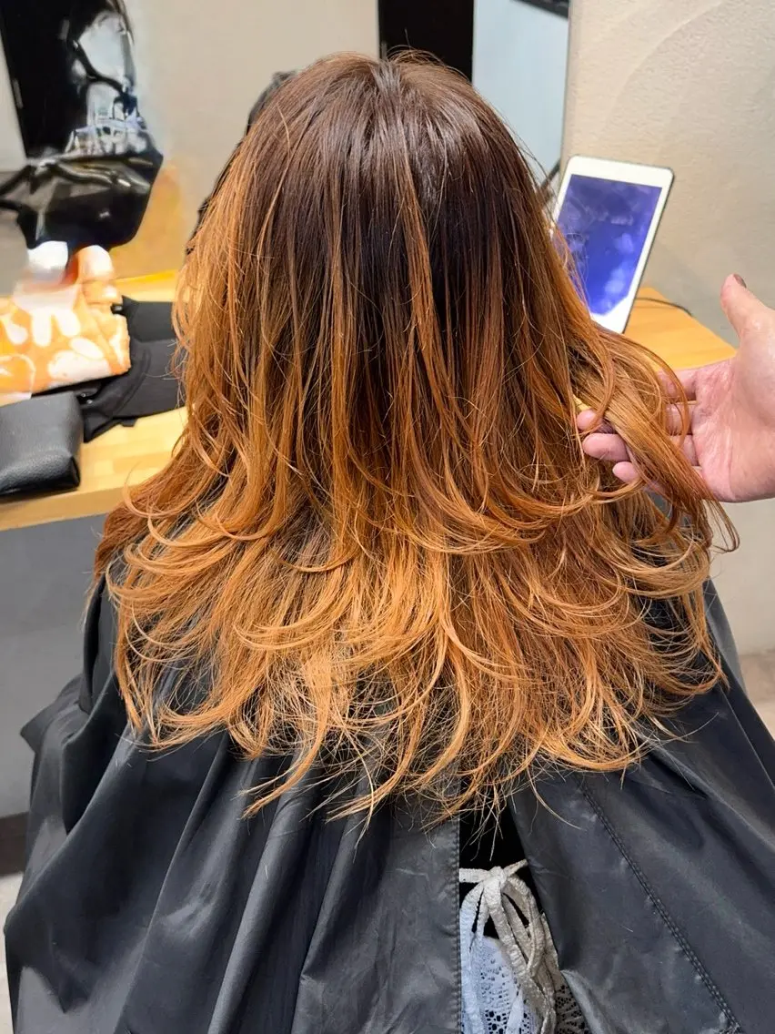 セミロング カラー ブリーチ デザインカラー ヘアカラー サクマ リョウジのヘアスタイル