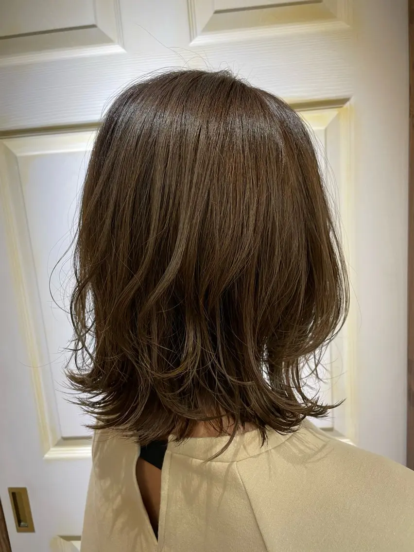 ミディアム 河上 麻衣/白髪ぼかしのヘアスタイル