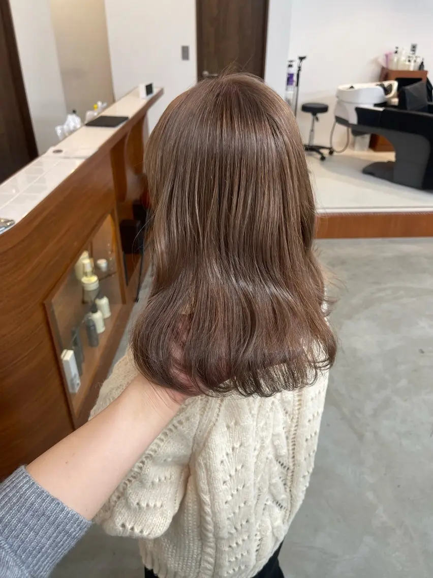 ミディアム カラー ベージュカラー ミルクティーベージュ ヘアカラー トリートメント キダアヤカ/ 梅田/ベージュカラーのヘアスタイル