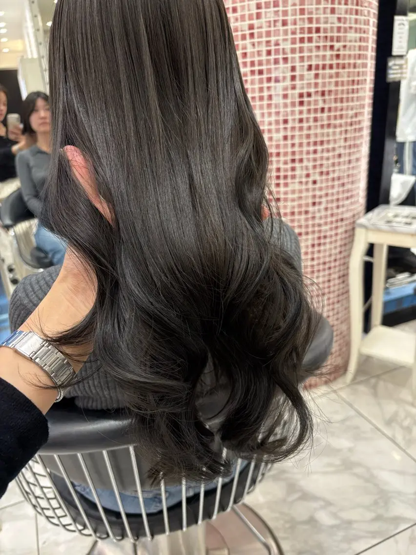 セミロング カラー パーマ ヘアカラー トリートメント 韓国っぽ水光肌カラー マンツーマン🫧なおのヘアスタイル