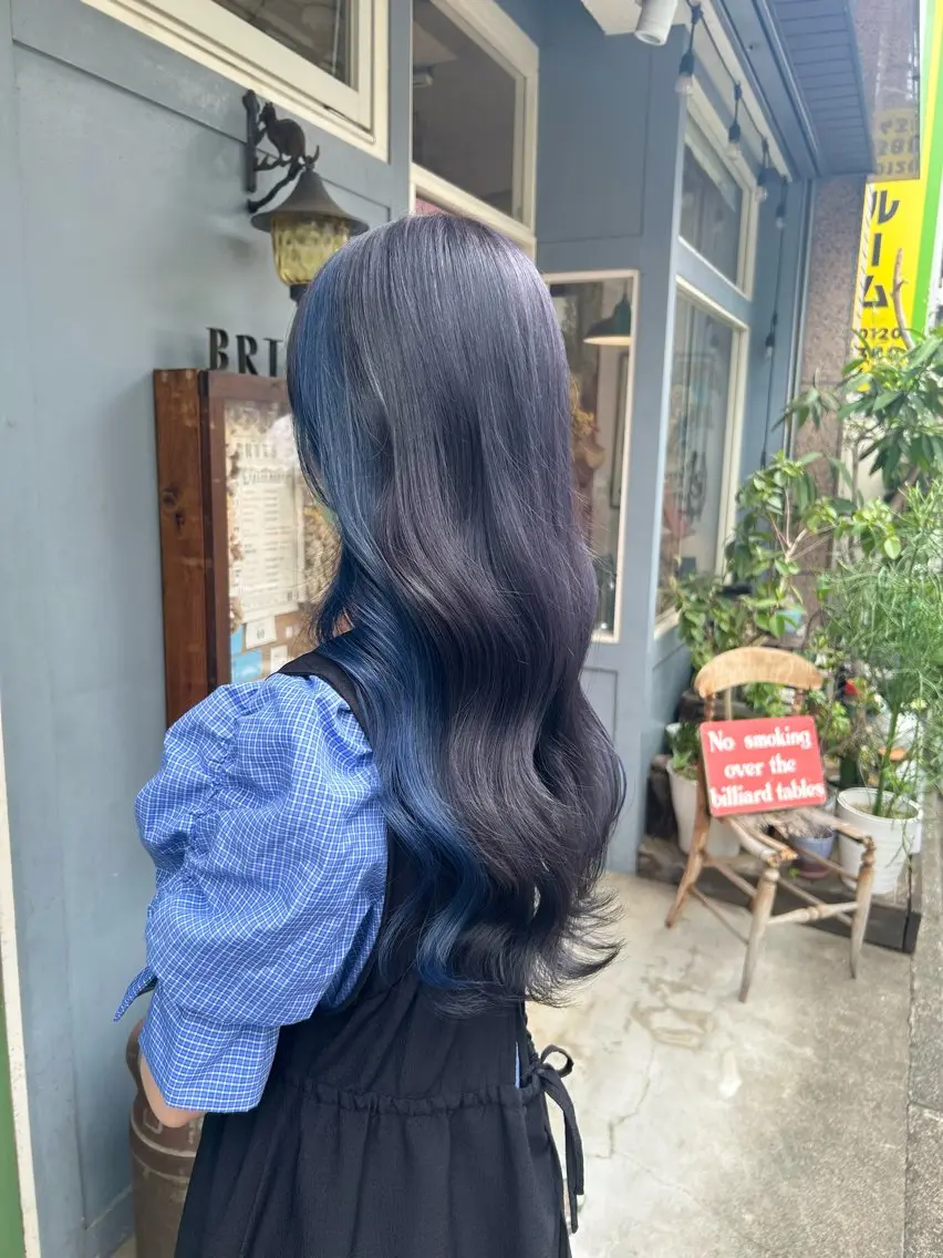 ロング カラー ブリーチ ブルーカラー ダークシルバー インナーカラー シルバー ヘアカラー BRITS 渡辺 菜々子のヘアスタイル