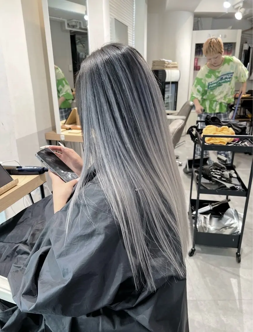 ロング カラー バレイヤージュ シルバー ホワイトシルバー レイヤーカット 指名数No.1 /NAOYAのヘアスタイル